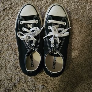 Black and white Converse size 6